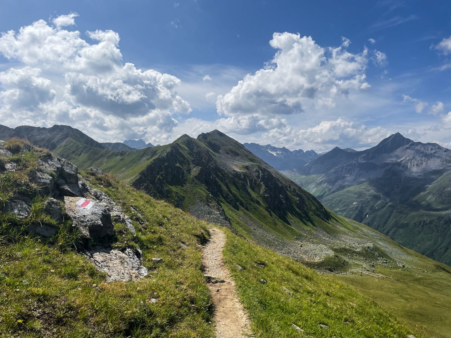 Angenehmer Gratweg mit Aussicht auf das Rinerhorn und die Bünder Bergwelt.