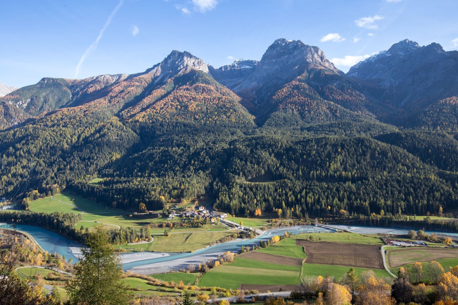 Entre Sent et Scuol. L’Inn, d’un bleu profond, et les sommets caractéristiques de la Basse-Engadine